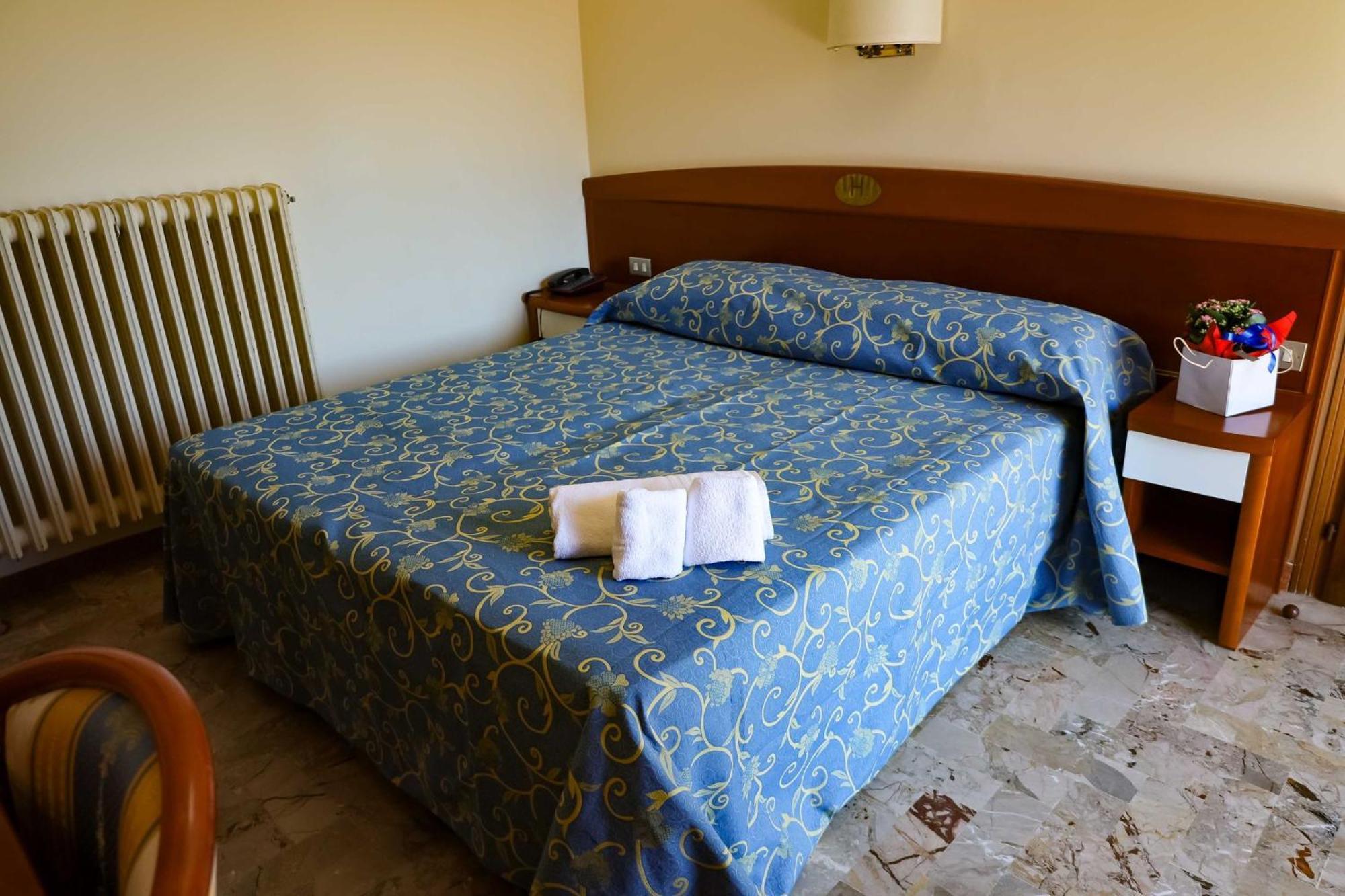 Easy Hotel Meryon Sottomarina Bagian luar foto