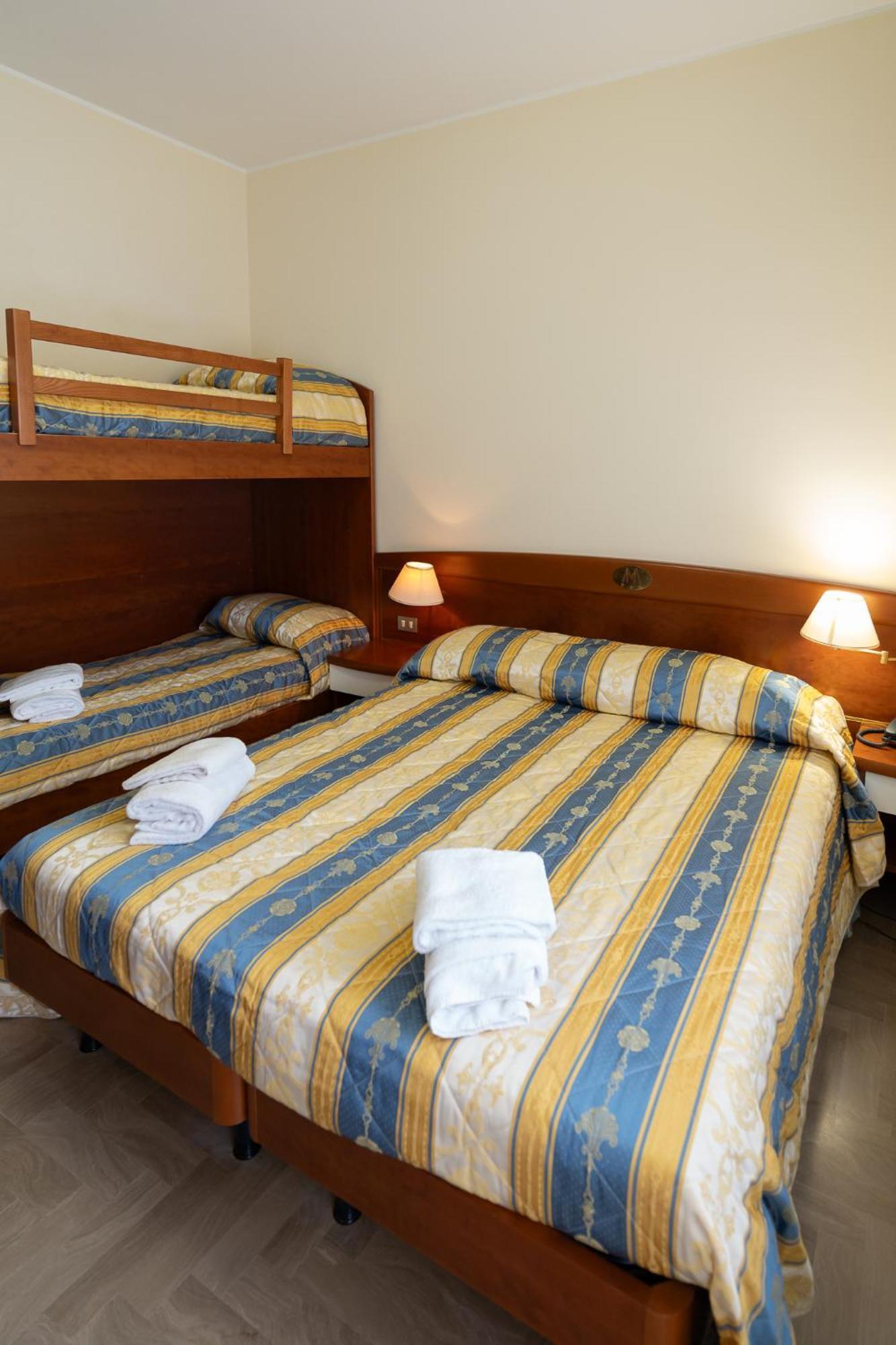 Easy Hotel Meryon Sottomarina Bagian luar foto