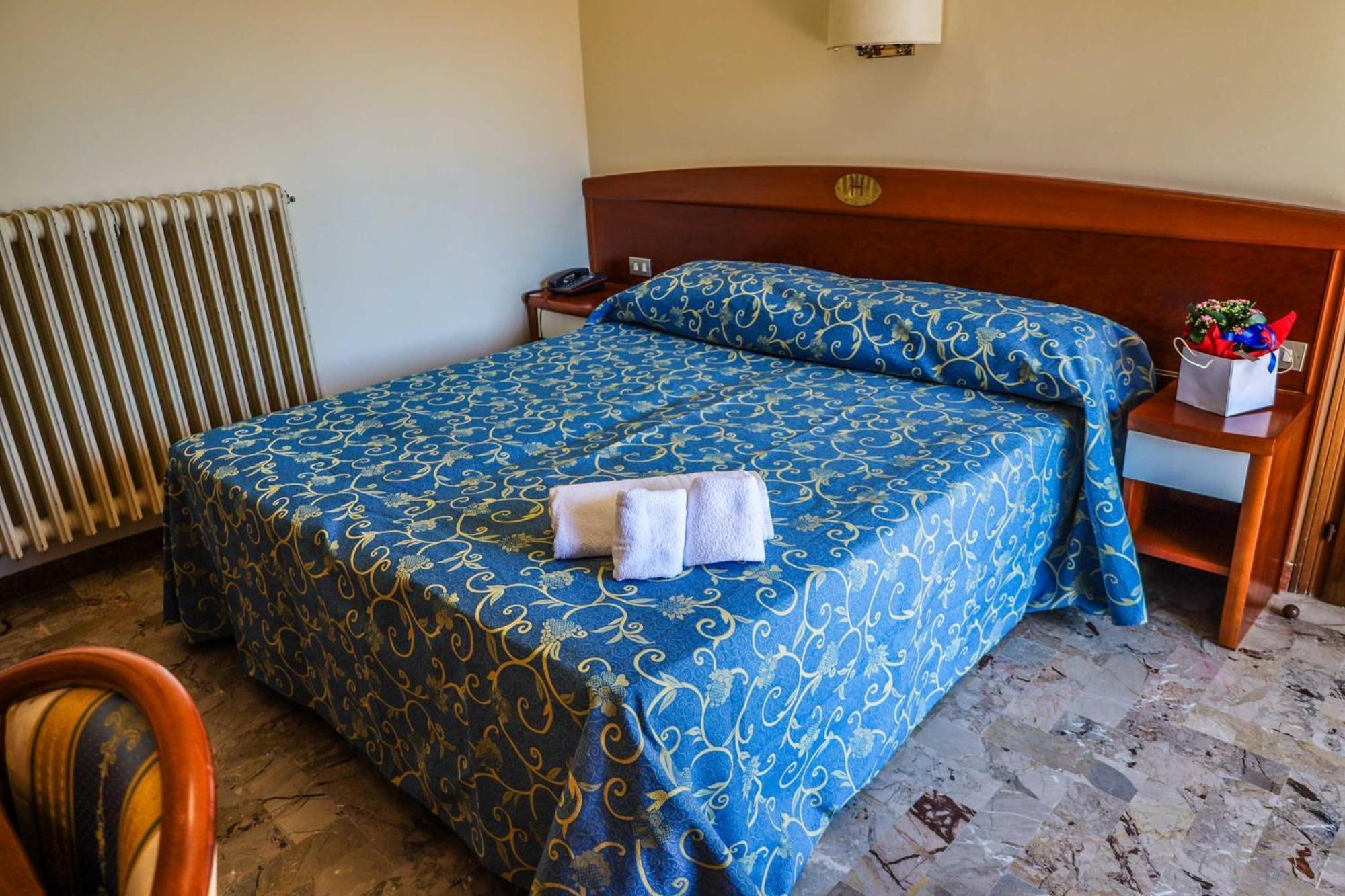 Easy Hotel Meryon Sottomarina Bagian luar foto
